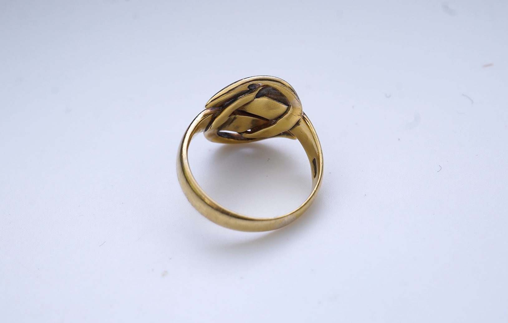 A rare Arts & Crafts gold ring, England, circa 1905